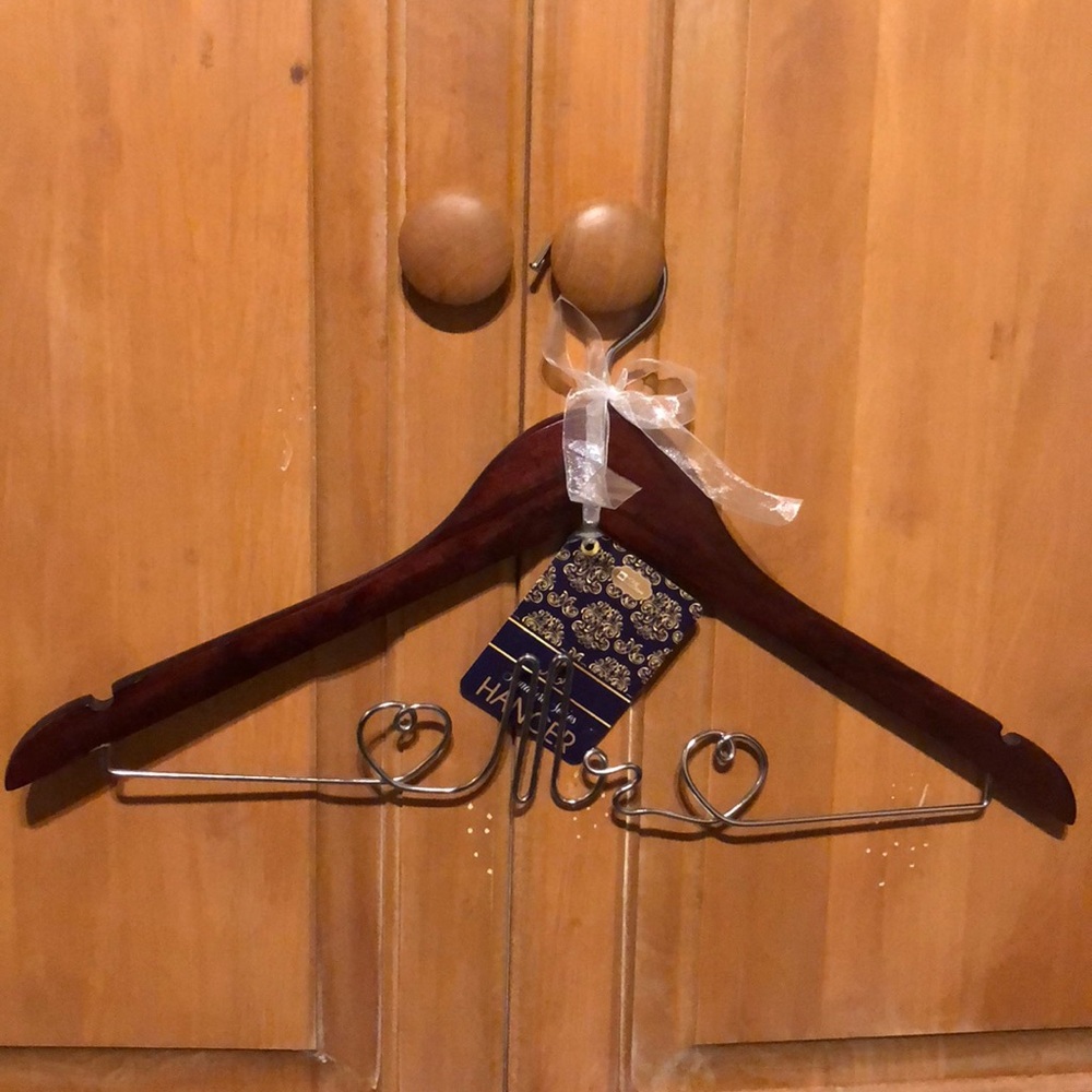 Dark wood hanger MR